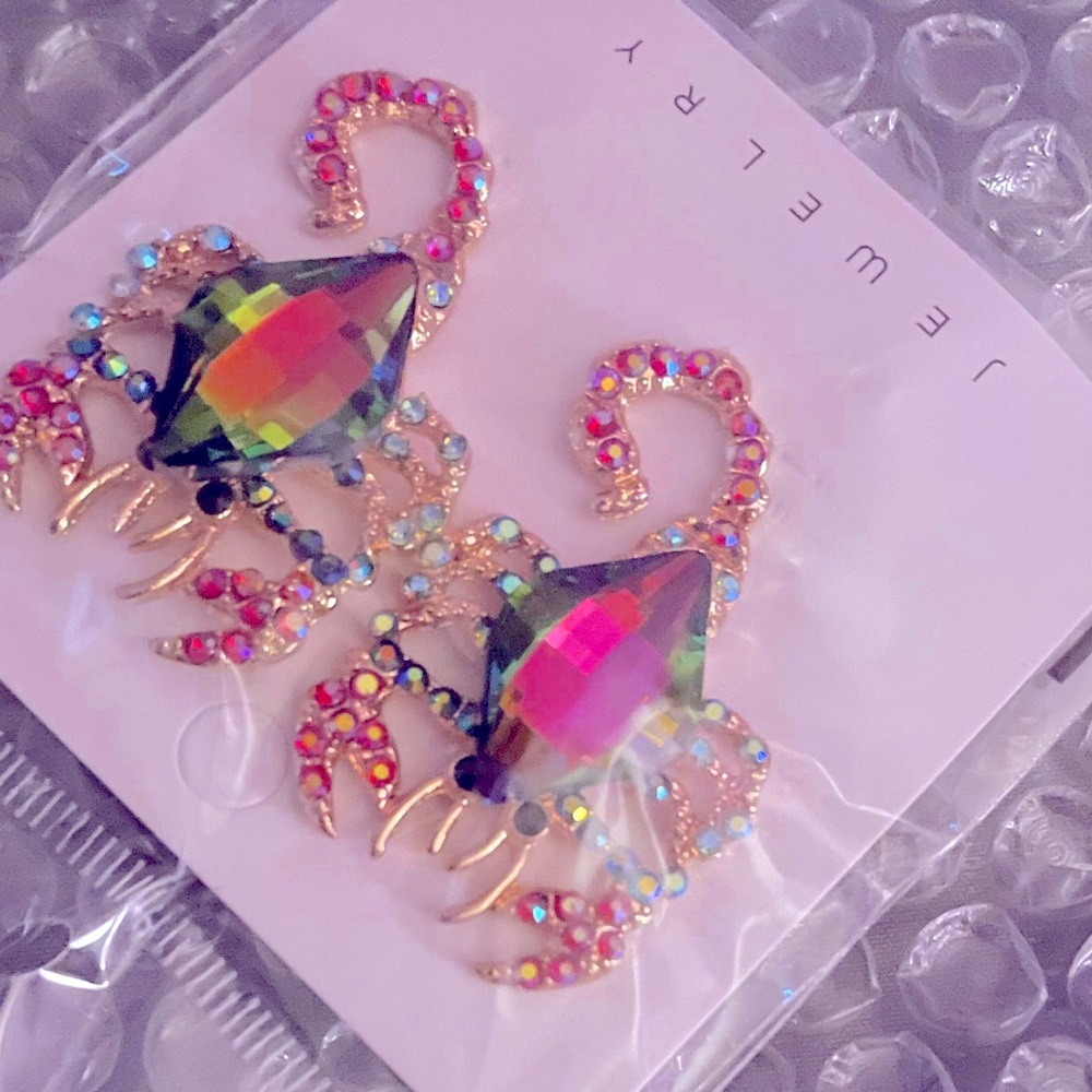 Sparkling Scorpion Stud earrings 🦂🎀💕✨